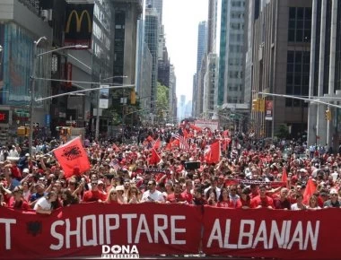 Νέα Υόρκη: Χιλιάδες Αλβανοί παρέλασαν στην 5η Λεωφόρο με υβριστικά συνθήματα κατά της Ελλάδας